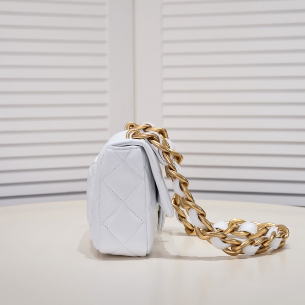 シャネルバッグ側面デザイン